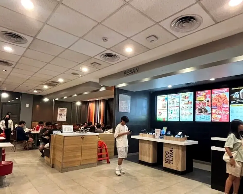 Area makan dan layanan restoran McDonald's