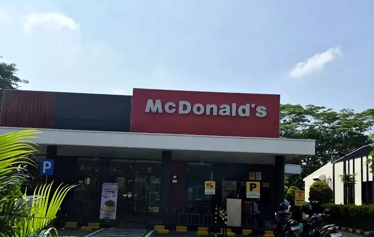 Eksterior restoran untuk informasi McDonald's Sutoyo Tegal