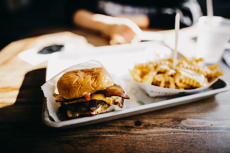 Burger dengan sayuran dan keju